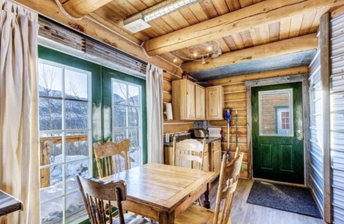 Mount Lorne Cabin | Log Cabin with Amazing Mountain & Lake Views (allergy-friendly)