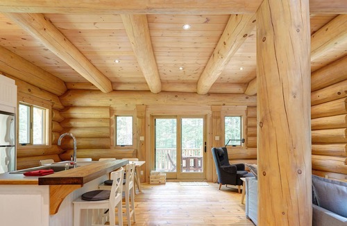 La Minerve Ski Chalet | Log Home ♥ Privacy ✦ Natural Lake ☼ Fireplace ♡ Sauna ☼ BBQ ☼ Balcony