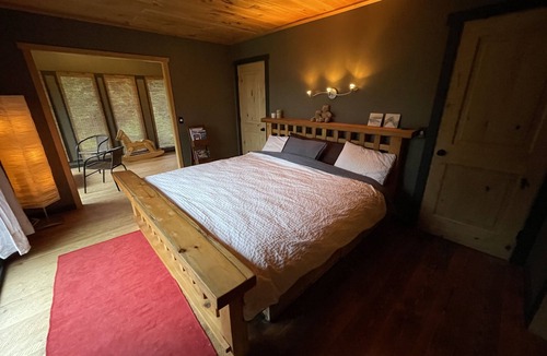 Proctor Bed & Breakfast | Loki Suite Private floor with a King size bed on the view side of the lodge.