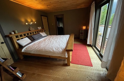 Proctor Bed & Breakfast | Loki Suite Private floor with a King size bed on the view side of the lodge.