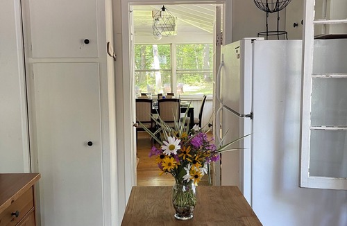 Bristol Cottage | Looking for the perfect getaway? SUPERB, SUMMER COTTAGING in Norway Bay!