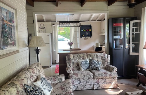 Bristol Cottage | Looking for the perfect getaway? SUPERB, SUMMER COTTAGING in Norway Bay!