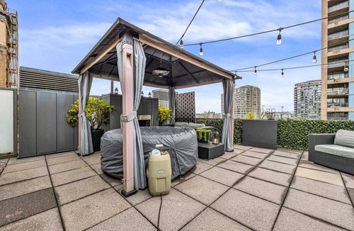 Downtown Vancouver Apartment | Lounge | KingBed | Private Rooftop Patio