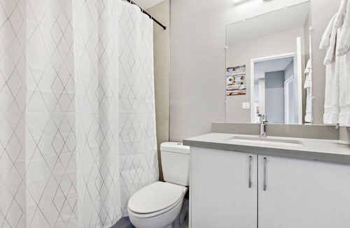 Bay Street Corridor Apartment | Lovely 1+1-BR in DT Toronto