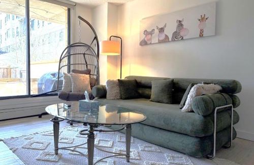 Beltline Apartment | Lovely 2-Bedroom at Stampede | Free Parking