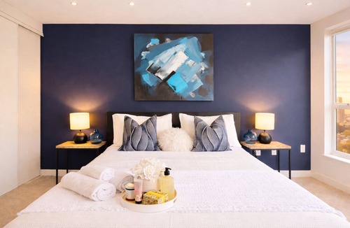 Bathurst Quay Hotel | Lovely 2-Bedroom Hotel with Parking in Vibrant Toronto