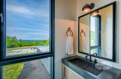 Creemore House | Lovely 5bdrm 3bath modern home in Creemore!