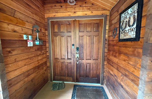 Enumclaw Cabin | Lovely cedar log cabin in Greenwater minutes to Mount Rainier