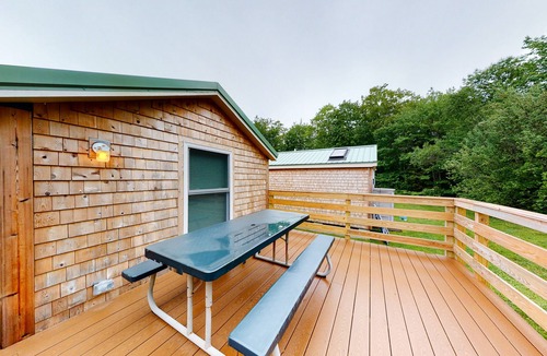 Kennebunk Cottage | Lovely cottage w/ cable TV and community pool - walk to beach, dogs ok!