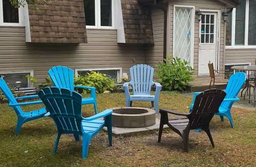 Wasaga Beach House | Lovely & cozy private vacation home/Cottage 3 min. walk to Beach 2