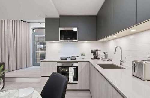 Toronto Entertainment District Apartment | Lower 1BR Boutique Suite Sleeps 3 WiFi+Parking