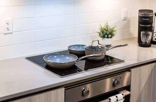 Toronto Entertainment District Apartment | Lower 1BR Boutique Suite Sleeps 3 WiFi+Parking