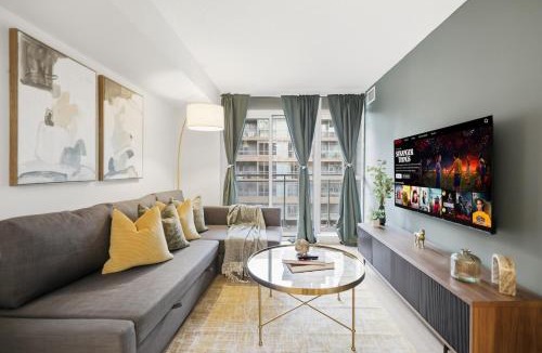 CityPlace Apartment | Lux King Suite, CN Tower, Sleeps 5 with Parking!