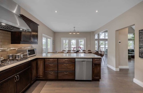Buckhorn Cottage | LUX Lakefront: Slps18+Pickleball+HotTub+Sauna+MORE
