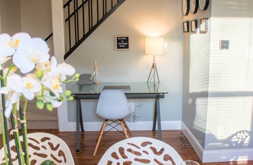 Central Hamilton Apartment | Lux living! Explore culture and nature from our beautful bright home. Welcome!