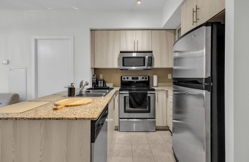 Downtown Toronto Hotel | Luxe 3-Bedroom Lakeview Condo ,Walk CN Tower, Scotiabank Arena & Rogers Centre