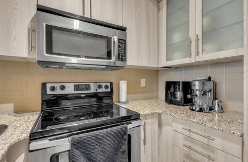 Downtown Toronto Hotel | Luxe 3-Bedroom Lakeview Condo ,Walk CN Tower, Scotiabank Arena & Rogers Centre