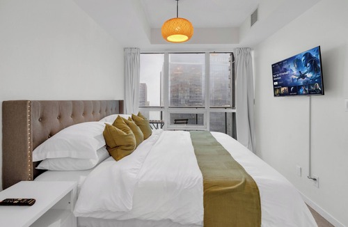 Downtown Toronto Hotel | Luxe 3-Bedroom Lakeview Condo ,Walk CN Tower, Scotiabank Arena & Rogers Centre