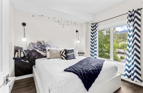 Golden House | Luxe 3BR Golden Hideaway Top Floor, Balcony & BBQ