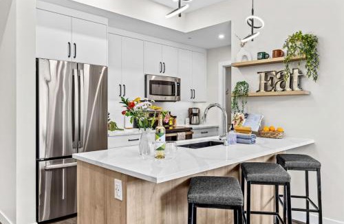 Golden House | Luxe 3BR Golden Hideaway Top Floor, Balcony & BBQ