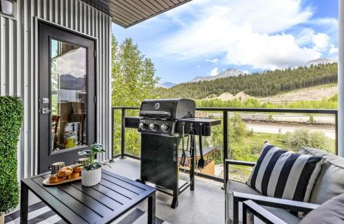 Golden House | Luxe 3BR Golden Hideaway Top Floor, Balcony & BBQ