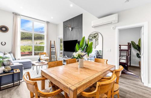 Golden House | Luxe 3BR Golden Hideaway Top Floor, Balcony & BBQ