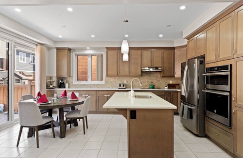 Halton Regional Municipality House | Luxe 6 Bed Home | Lion Safari | Ping Pong | Falls