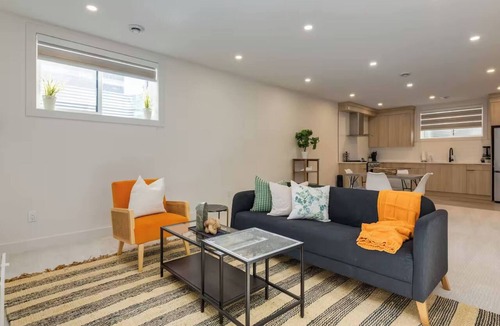 Chestermere House | Luxe Elite Escape 8 bdrm near Lake!