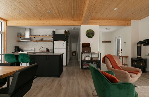 St-Adolphe-d'Howard Ski Chalet | Luxe Mountain Escape | Hot Tub Fireplace Cozy