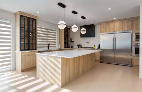 Chestermere House | Luxuria Vibe & Vogue 5 Bedroom near Lake, with AC and gym!