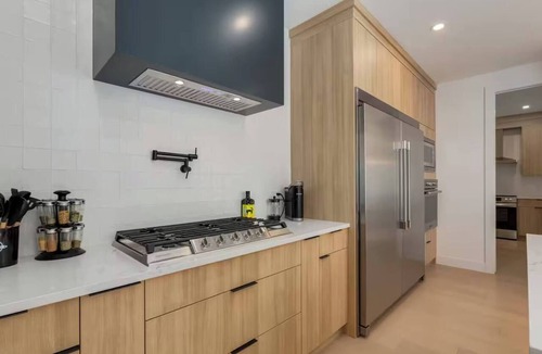 Chestermere House | Luxuria Vibe & Vogue 5 Bdrm near Lake!