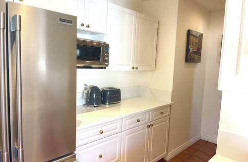 Esquimalt House | Luxurious 4-bedroom waterfront house in Victoria with beautiful gardens