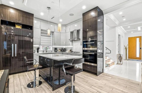 Kitsilano House | Luxurious 4BR| King Bed w/Jacuzzi+Sauna| Rooftop