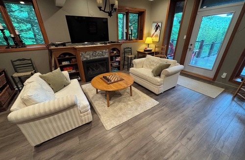 Domaine Nansen Ski Chalet | Luxurious 5BR ski-in/ski-out on the mountain with hot tub