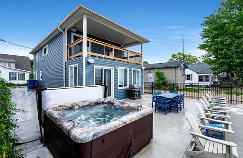 Kingsville House | Luxurious Beachfront Rental with Hot-Tub and Yard in Canada