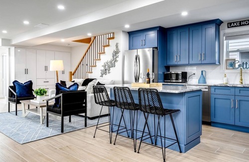Kingsville House | Luxurious Beachfront Rental with Hot-Tub and Yard in Canada
