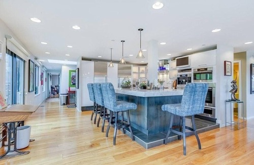 Shawmut Condo | Luxurious Boston Penthouse w roof deck and hot tub