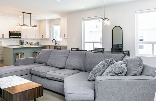 Lake Cowichan House | Luxurious Home in Lake Cowichan