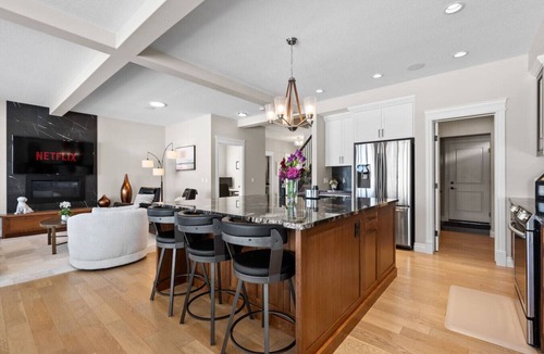 Airdrie House | Luxurious Home Near Canal, Central AC, Pool Table