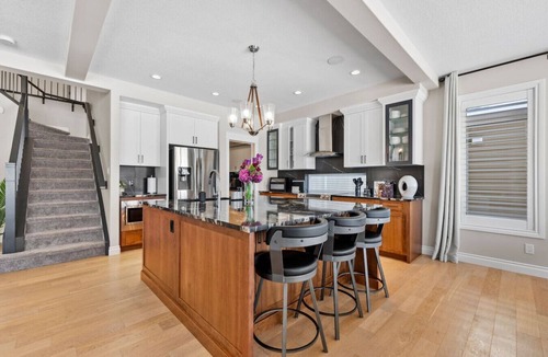 Airdrie House | Luxurious Home Near Canal, Central AC, Pool Table