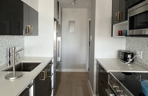 Fairfield Condo | Luxurious James Bay condo - modern + 10 min from ocean!