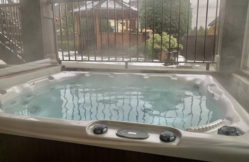 Guildford Apartment | Luxurious Oasis with private Hot Tub:Theatre:Games Rm:Bar