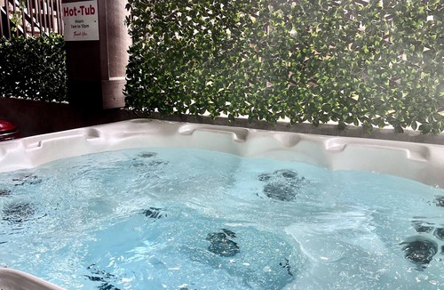 Guildford Apartment | Luxurious Oasis with private Hot Tub:Theatre:Games Rm:Bar