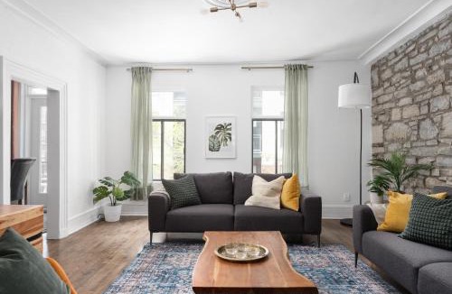 Ville-Marie Apartment | Luxurious Old Montreal Parking Patio 10 Guests