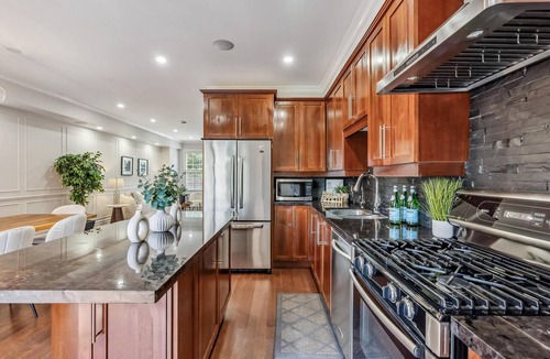 North York House | Luxurious townhome ideal for families, business travelers, and long stays.