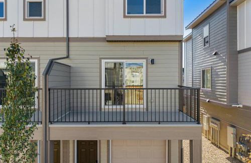 Springbank Hill House | Luxurious Townhome in Aspen with King Bed Large Dining Area and Sleeps 8