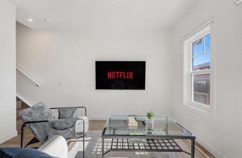 Springbank Hill House | Luxurious Townhome in Aspen with King Bed Large Dining Area and Sleeps 8