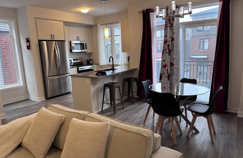 Ottawa Division House | Luxurious townhouse near Ottawa Airport YOW