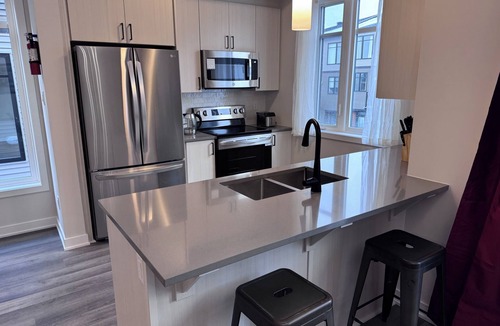 Ottawa Division House | Luxurious townhouse near Ottawa Airport YOW