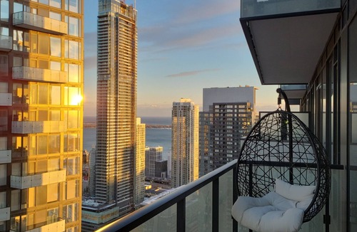 CityPlace Condo | LUXURY 1 BED +DEN, 1 BATH AT THE WELL DOWNTOWN TORONTO. 3 MIN WALK TO CN TOWER